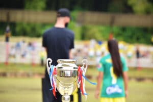 Copa en vilo en el Babyfútbol femenino en Risaralda Este lunes 16 de noviembre se disputó el partido clasificatorio para el evento en su fase nacional. Atlético Dosquebradas empató 0-0 con la Selección Pereira, lo que le entregó el tiquete a las pereiranas; sin embargo, el encuentro fue demandado y todavía no se define quién avanza. La rivalidad entre Jega Pereira y Atlético Dosquebradas ofrece espectáculo al interior y por fuera de la cancha. Este domingo en el Babyfútbol en fase regional que tiene sede en Risaralda, se enfrentaron dos selecciones que coordinan ambos equipos. La Selección Dosquebradas y la Selección Pereira, en un intenso compromiso que terminó sin goles; pero sí con intensas emociones. Dosquebradas que estaba jugando en su patio, tuvo arrinconado al equipo pereirano, que solo pudo sacar a sus jugadoras en contadas oportunidades. Seis oportunidades de gol para Hellen Maikelly Cardona, que no fueron concretas. Sobre el segundo tiempo la intensidad regresó. Dosquebradas buscó hasta que encontró una falta en el área que el referato pitó como penal. Lamento para Pereira, aunque la guardameta inmediatamente respondió y atajó el remate. El onceno dirigido por el técnico José Eduardo Garzón, solo tuvo que aguantar hasta el pitazo definitivo para celebrar la clasificación y arrebatarle la hegemonía del equipo biquebradense. Así ocurrió, una vez el central concluyó la cita, las jóvenes deportistas corrieron a festejar, a la espera de la premiación, pues es el triangular femenino fue para ellas después de ganar 1-0 a América de Villamaría y empatar contra Dosquebradas, lo que les entregó cuatro puntos. Demanda Cuando se iba a proceder con la premiación por parte de la Corporación Deportiva Duke Sport, la organización recibió comunicación de la Selección Dosquebradas, por presunta alineación indebida de jugadoras. Se demandó el partido. La organización decidió postponer la premiación con harás de hacer cumplir el debido proceso. Dosquebradas deberá presentar las pruebas y la Selección Pereira presentar los descargos y defenderse. Una rivalidad que trascendió al plano competitivo y que ahora se definirá por fuera de la cancha. Solo las pruebas de ambas partes y el trabajo de los jurídicos, definirá al equipo que representará al Eje Cafetero en el Babyfútbol femenino 2021 en Medellín. Dato La rama masculina mantiene competencia por estos días en Dosquebradas y Santa Rosa de Cabal.